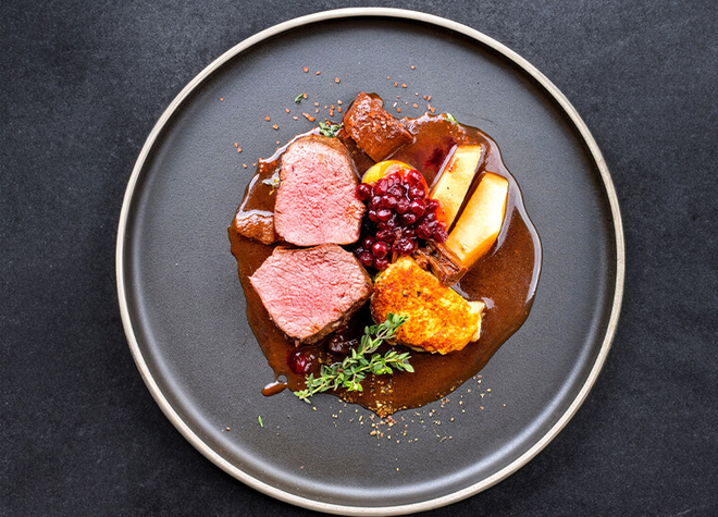 Hirschentrecôte mit Portwein-Zwiebeln und Selleriepüree