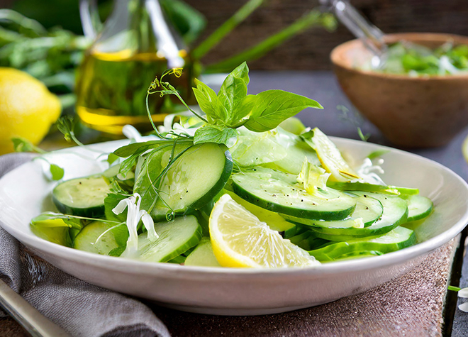 Gurken-Kopfsalat mit Zitronen-Bärlauchdressing