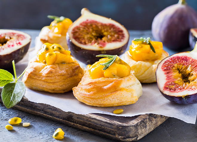 Feigen-Passionsfrucht-Blätterteigkissen