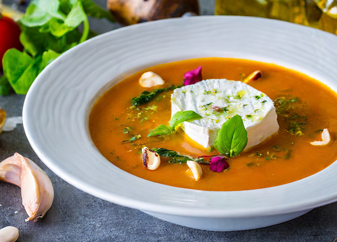 Sausersuppe mit Ziegenkäse
