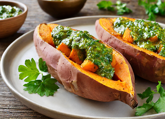 Süsskartoffeln aus dem Ofen mit Chimichurri-Sauce