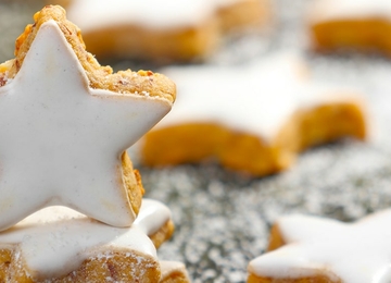 mehrere Zimtsterne auf Holztisch