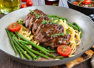 Aufgeschnittenes Lammfleisch mit Spätzle