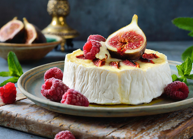 Ziegenfrischkäse mit Feigen und Himbeeren überbacken