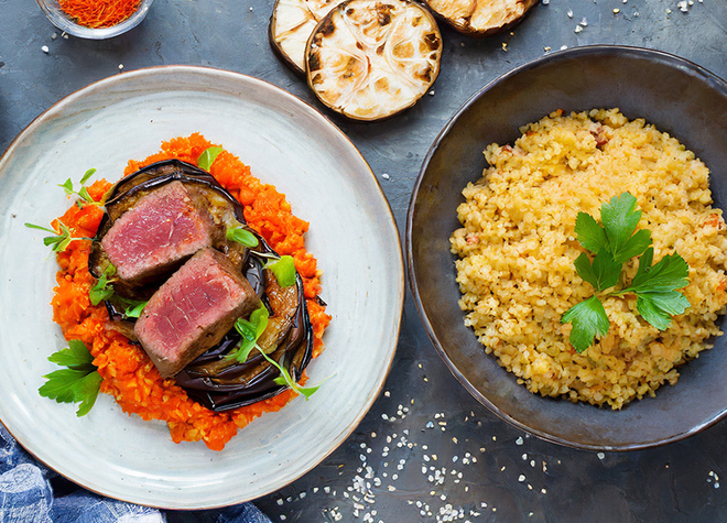 Rindsfilet auf Auberginen-Karotten-Kaviar und pikantem Bulgur