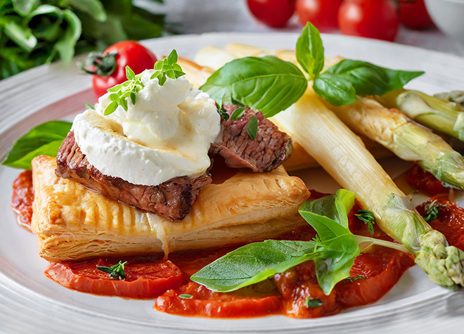 Entrecote an Tomaten-Hüttenkäse-Basilikumsauce und Blätterteigkissen mit weissem Spargelragout