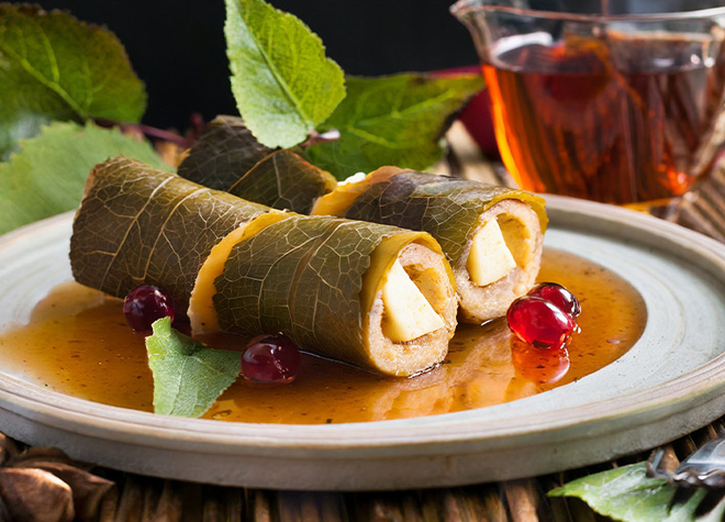 Käserouladen mit orientalischem Apfelkompott