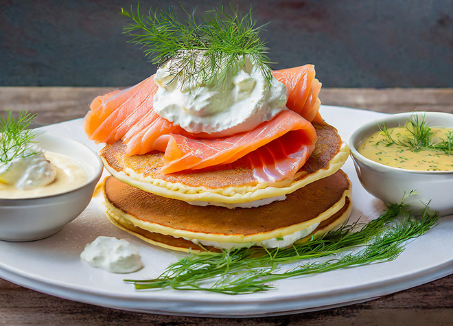 Schottischer Räucherlachs auf Buttermilch-Pfannkuchen mit Crème fraîche und Dill