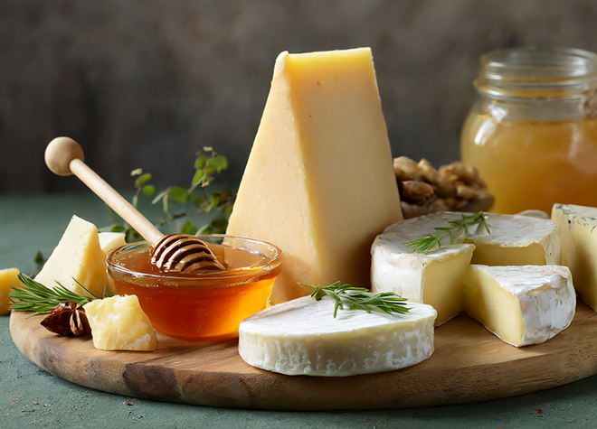 Verschiedene Hartkäse mit Gewürzhonig