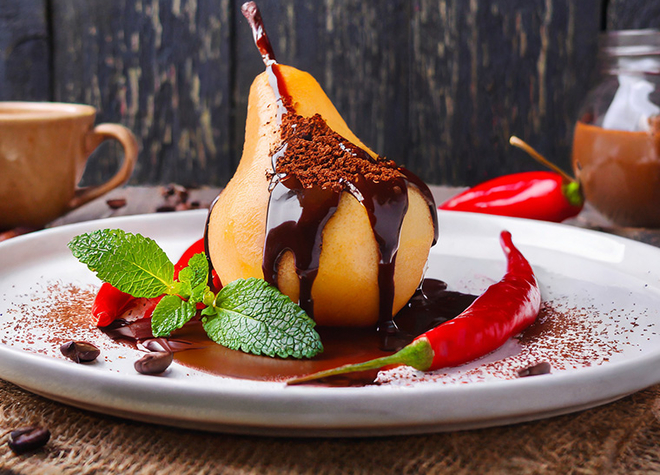 Birne mit Mousse au Chocolat, Chili und Kaffeesauce