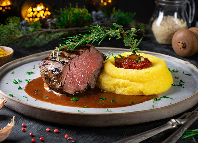 Rindsbraten an Balsamico-Sauce mit Polenta-Häschen