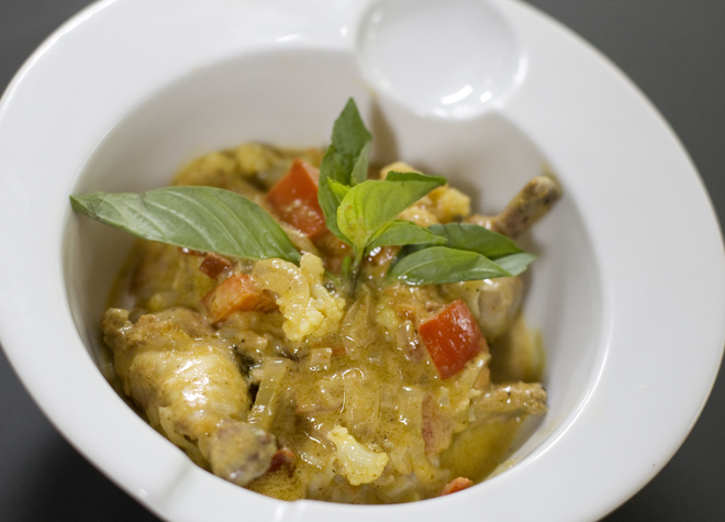 Gebratene Pouletflügel in indischem Madras Curry á la Beat Caduff & Renzo Blumenthal