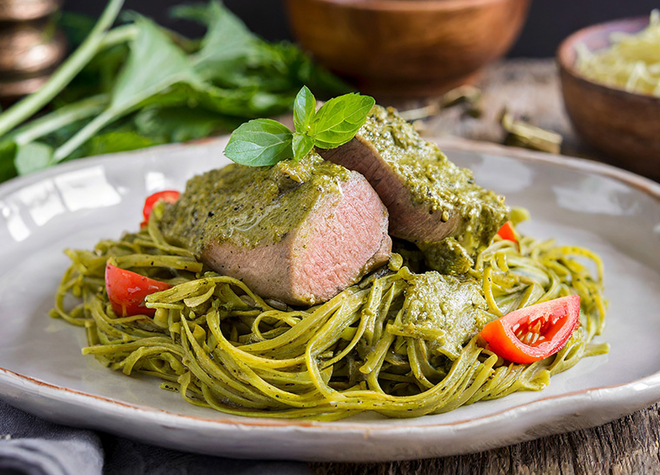 Lammfilet in Pesto-Senf-Kräutermantel mit malaysischen Gemüse-Nudeln