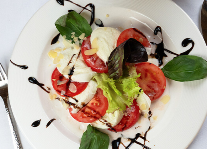 Salat mit Mozzarella di bufala