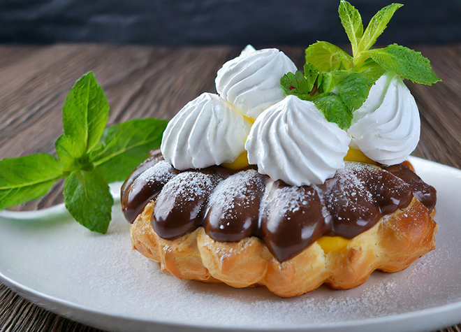 Staldencrème mit Merengues und Blätterteigkissen