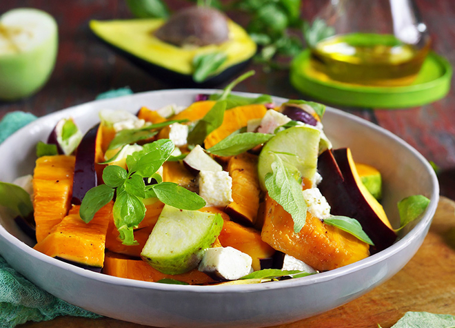 Sommersalat mit Süsskartoffeln, Avocados und Apfel